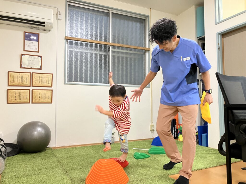 子どもの運動指導をしている佐藤院長