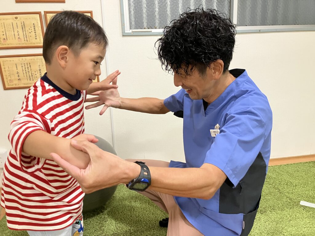 子どもを指導しているBALANCECARE 接骨院 らくだの佐藤洋一院長