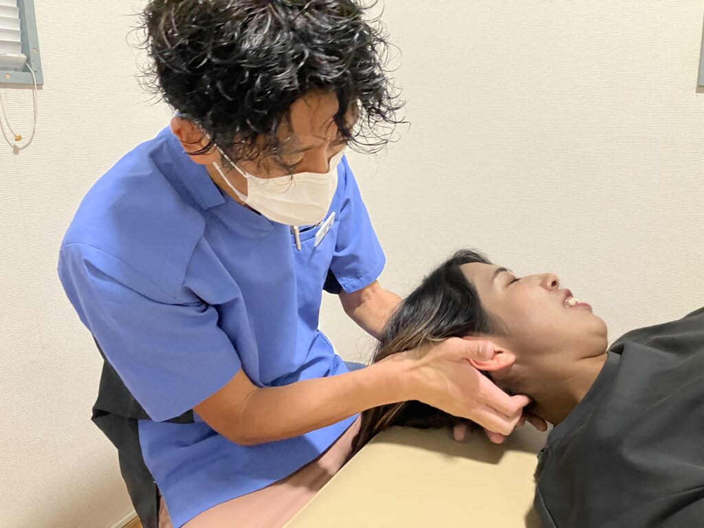 頭痛に効果的な首や頭の施術をしている様子