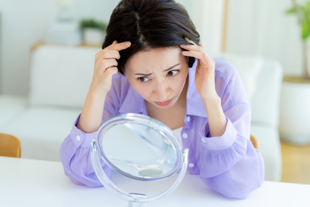 ハゲや薄毛が気になっている女性のイメージ写真