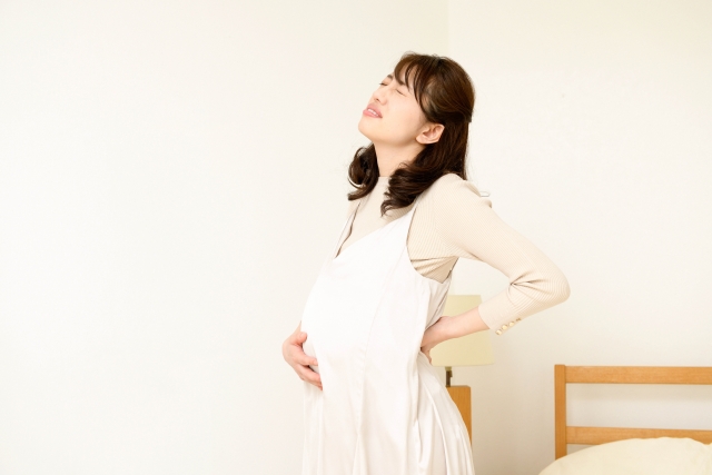 腰痛に悩んでいる主婦のイメージ写真