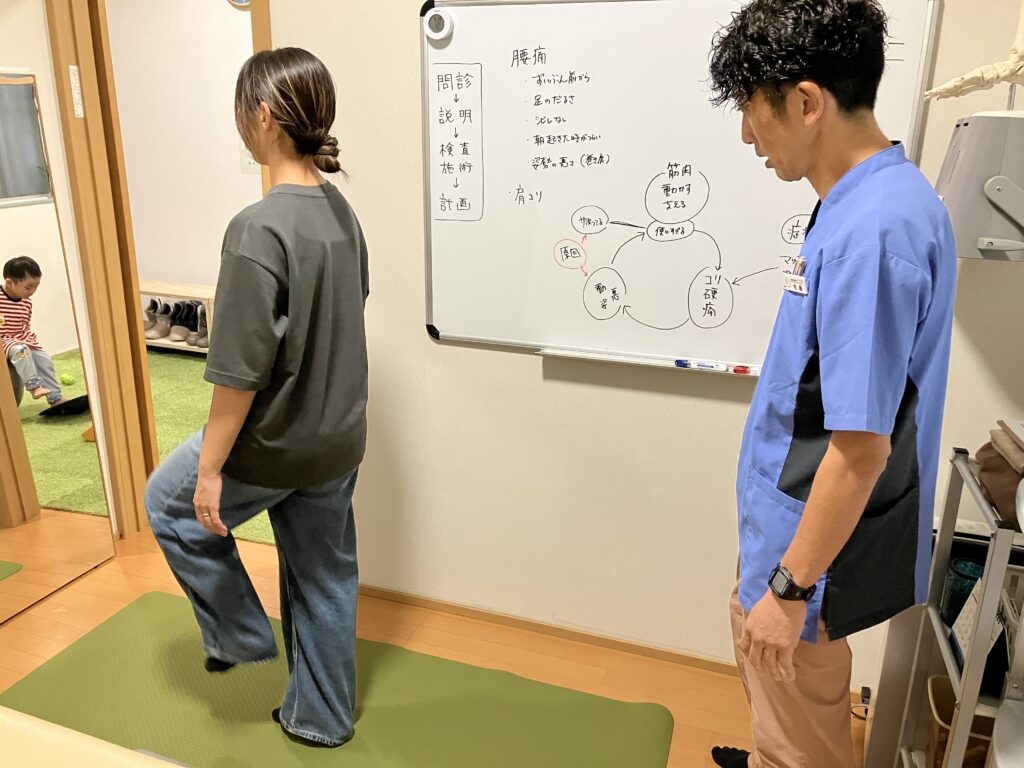 片足立ち検査の様子