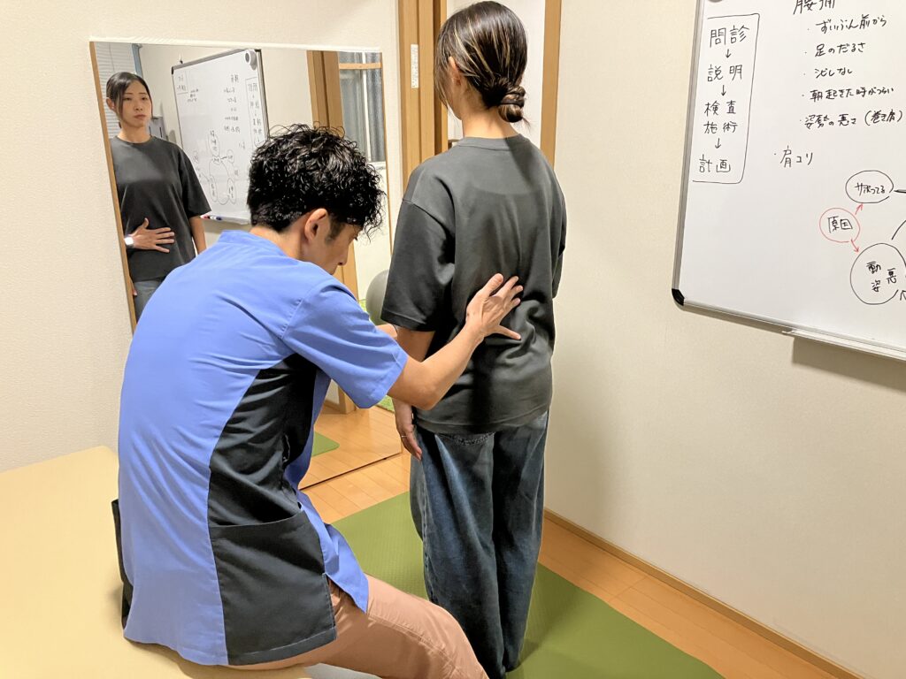背中・首の触診の様子