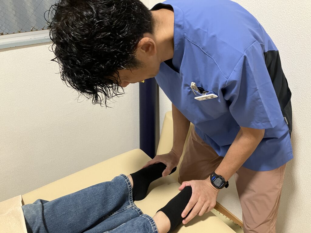 膝から足首にかけての状態を確認するBALANCECARE 接骨院 らくだの佐藤代表