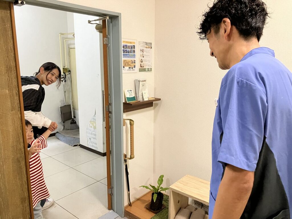 お子さま連れの患者さまを笑顔で出迎える代表の佐藤