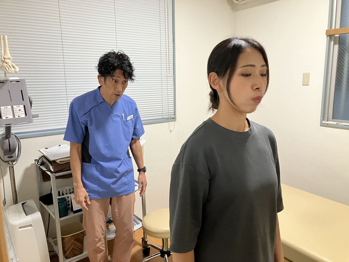 立位での姿勢・バランス検査をおこなう佐藤洋一代表