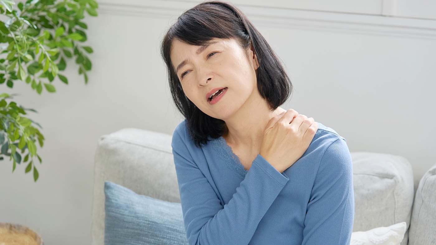 自宅で肩や首の不調に悩む50代の女性