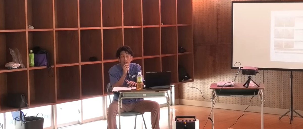 プロジェクターを使って健康について講演する佐藤洋一代表