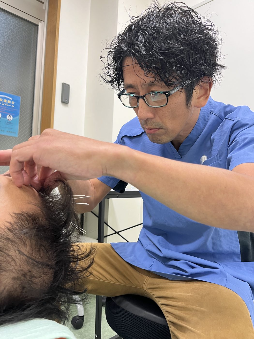 頭皮の状態を丁寧に確認する様子