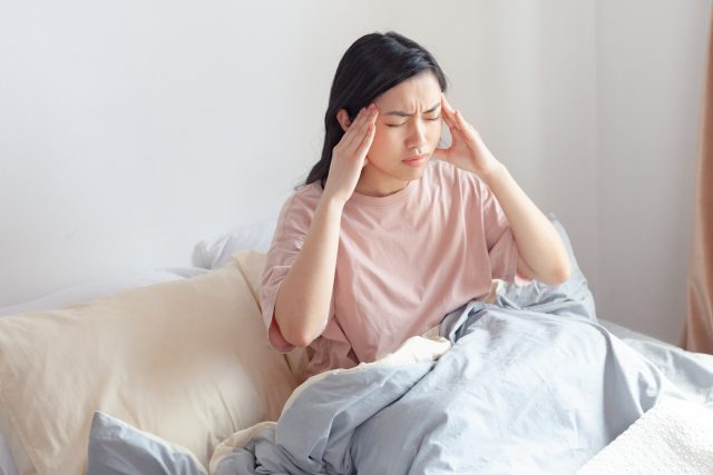 朝から頭が重い女性のイメージ